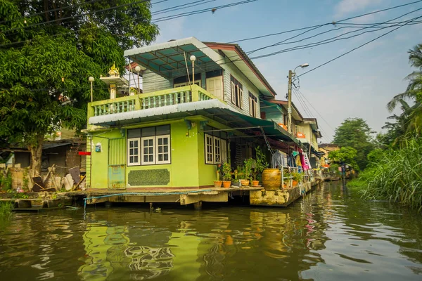 Vista esterna della casa in pietra sul fiume Chao Phraya. Thailandia, Bangkok — Foto Stock