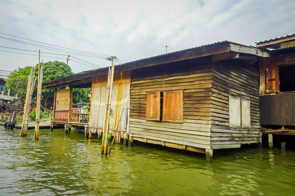 Vista al aire libre de la hermosa casa flotante de madera en el río Chao Phraya. Tailandia, Bangkok — Foto de Stock