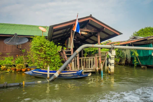 Vista exterior de la casa flotante de madera con un oleoducto en el río Chao Phraya. Tailandia, Bangkok — Foto de Stock
