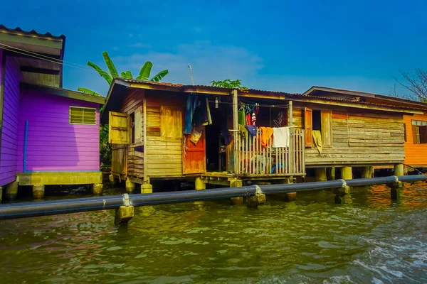 Venkovní pohled na nádherný plovoucí dřevěný dům s potrubí na řece Chao Phraya. Thajsko, Bangkok — Stock fotografie