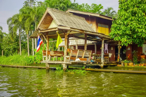 Kayan zavallı ev bina Chao Phraya Nehri üzerindeki enter, iki falgs ile açık bakış. Tayland, Bangkok