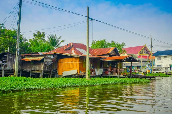 Ahşap evde zavallı nehir Chao Phraya Nehri üzerinde yüzer. Tayland, Bangkok