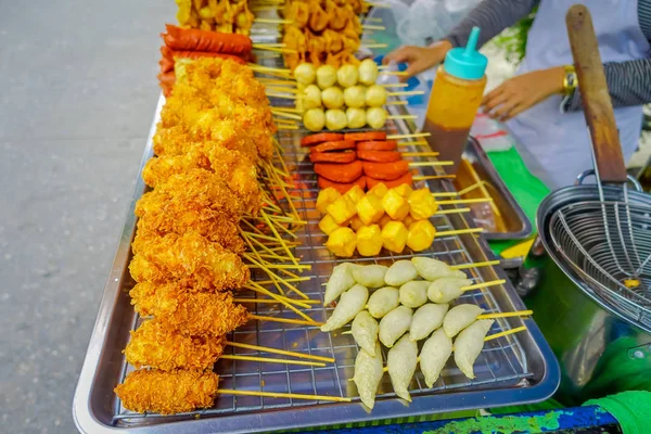 Vista acima da variedade de comida do oceano grelha no mercado em Bangkok, Tailândia — Fotografia de Stock