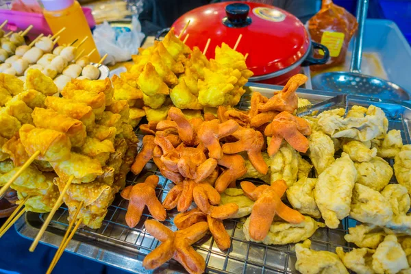 Grill boven weergave van geassorteerde Oceaan voedsel op de markt in Bangkok, Thailand — Stockfoto