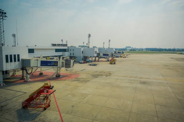 BANGKOK, TAILANDIA - 09 DE FEBRERO DE 2018: Hermosa vista al aire libre de las enormes estructuras metálicas de la llegada de los pasajeros donde conecte el vuelo para abordar en el aeropuerto internacional de Bangkok en Tailandia — Foto de Stock
