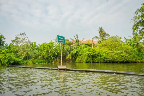BANGKOK, TAILANDIA - 09 DE FEBRERO DE 2018: Vista al aire libre del oleoducto en el río Chao Phraya con una señal informativa flotando con algo de vegetación detrás en Tailandia, Bangkok — Foto de Stock