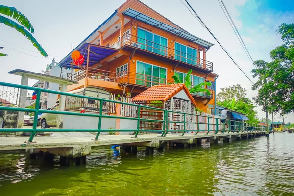 BANGKOK, THAILAND - FEBRUARY 09, 2018: Outdoor view of house in the border of the Chao Phraya river. Thailand, Bangkok — Stock Photo, Image