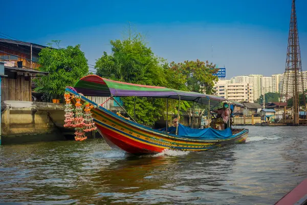 BANGKOK, TAILANDIA - 09 DE FEBRERO DE 2018: Vista al aire libre de personas no identificadas en un bote de cola larga en el canal yai de Bangkok o en la atracción turística Khlong Bang Luang en Tailandia — Foto de Stock
