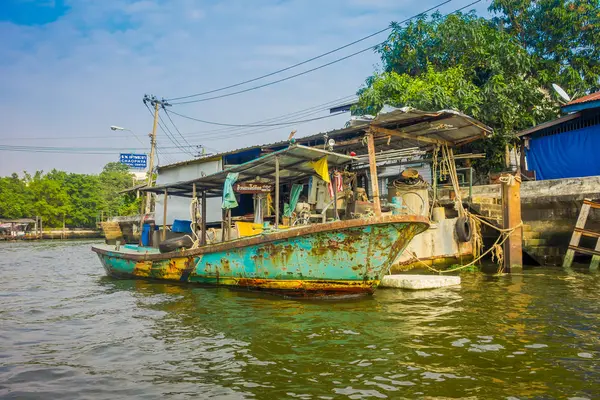 BANGKOK, TAILANDIA - 09 DE FEBRERO DE 2018: Vista al aire libre de un barco oxidado y viejo a orillas del río en el canal de yai o Khlong Bang Luang Tourist Attraction en Tailandia — Foto de Stock