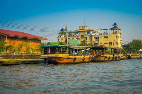 BANGKOK, THAILANDIA - 09 FEBBRAIO 2018: Veduta esterna di una vecchia barca arrugginita sul lungofiume presso il canale Yai o Khlong Bang Luang Attrazione Turistica in Thailandia — Foto Stock