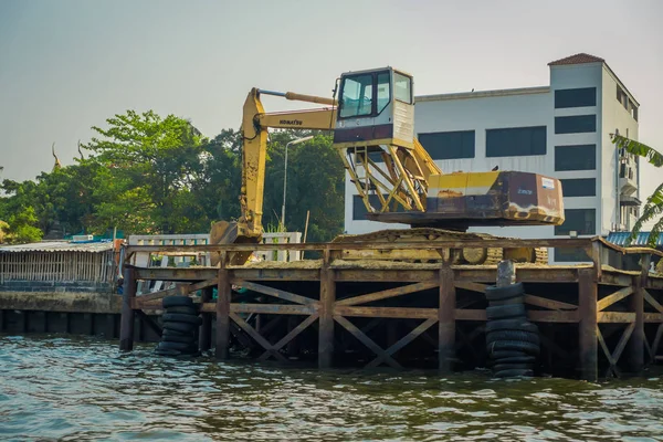 Bangkok, thailand - februar 09, 2018: aussenansicht von schweren maschinen am flußufer mit neumatik hängend, am yai kanal oder khlong bang luang touristenattraktion in thailand — Stockfoto