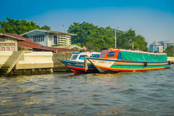 Bangkok, Tayland - 09 Şubat 2018: Teknenin riverside Bangkok yai kanal suda veya Khlong Bang Luang turistik Tayland, açık görünüm — Stok fotoğraf