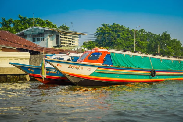 BANGKOK, THAILAND - FEBRUARY 09, 2018: Outdoor view of boat at riverside in the water in Bangkok yai canal or Khlong Bang Luang Tourist Attraction in Thailand — Stock Photo, Image