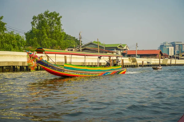 BANGKOK, THAILAND - FEBRUARY 09, 2018: Outdoor view of unidentified man sailing in a long-tail boat at Bangkok yai canal or Khlong Bang Luang Tourist Attraction in Thailand — Stock Photo, Image