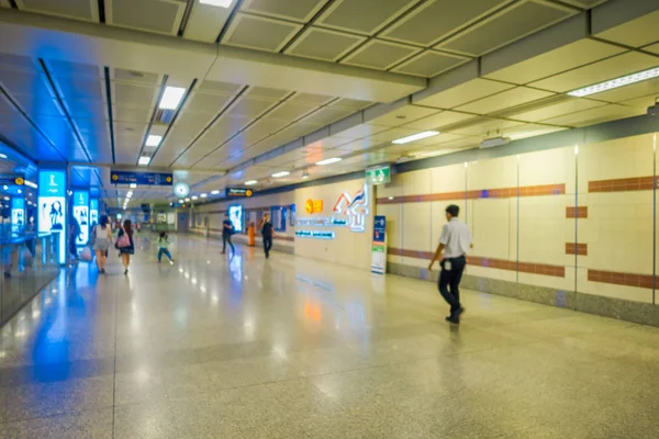 BANGKOK, TAILANDIA, 08 DE FEBRERO DE 2018: Pasajeros no identificados desenfocados que caminan dentro del tren de metro MRT en la hora pico, Transporte del Bangkok Mass Rapid Transit —  Fotos de Stock