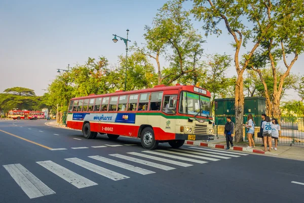 Bangkok, Thaiföld, február 08, 2018: Szabadtéri nézet néhány tömegközlekedési, piros busz egy úton, a város, a Bangkok — Stock Fotó