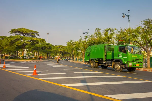 BANGKOK, TAILANDIA, 08 DE FEBRERO DE 2018: Vista al aire libre de algunos transportes públicos, camión verde con otros coches en una carretera de la ciudad en Bangkok — Foto de Stock