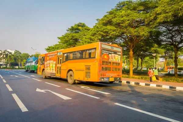 กรุงเทพฯ, ประเทศไทย, กุมภาพันธ์ 08, 2018: มุมมองกลางแจ้งของการขนส่งสาธารณะบางส่วน, รถบัสสีเหลืองในถนนของเมืองในกรุงเทพฯ — ภาพถ่ายสต็อก