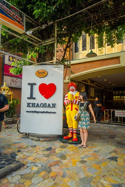 BANGKOK, TAILANDIA, 02 DE FEBRERO DE 2018: Vista al aire libre de una mujer no identificada cerca de un juguete macdonald tamaño real cerca de una señal informativa de que amo a Khaosan en el área de Khao San — Foto de Stock