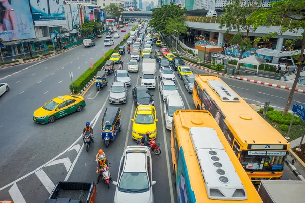 Bangkok, Tayland, 08 Şubat 2018: Akşam işten sonra traffict önünde Mbk Pathumwan kavşak üzerinden görünümünü yukarıda ortalayın. Trafik sıkışıklığı araba kullanıcıları perde ve ruh sağlığı neden olur.