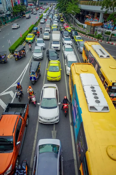 BANGKOK, TAILANDIA, 08 DE FEBRERO DE 2018: Vista superior del tráfico en Phaya Thai, desde Pathumwan Intersección frente al centro MBK por la noche después del trabajo. El atasco hace que los usuarios de automóviles se preocupen y sean pobres — Foto de Stock