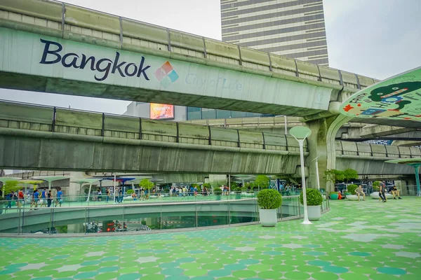 BANGKOK, TAILÂNDIA, FEVEREIRO 08, 2018: Vista ao ar livre de turistas não identificados andando no centro comercial MBK em Bangkok — Fotografia de Stock