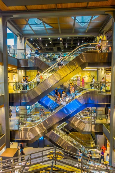 BANGKOK, THAÏLANDE, 02 FÉVRIER 2018 : Vue extérieure de personnes non identifiées dans un escalier électrique à l'intérieur du centre commercial Siam Paragon à Bangkok Thaïlande — Photo