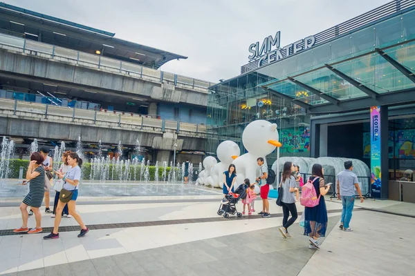 Bangkok, Thajsko, 02 února 2018: Venkovní pohled z neznámých lidí, kteří jdou na enter Siam Paragon nákupní centrum v Bangkoku, je to jeden z největších nákupních center v Asii, Bangkok — Stock fotografie