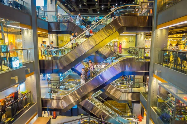 BANGKOK, TAILANDIA, 02 DE FEBRERO DE 2018: Vista exterior de personas no identificadas en una escalera eléctrica dentro del centro comercial Siam Paragon en Bangkok Tailandia — Foto de Stock