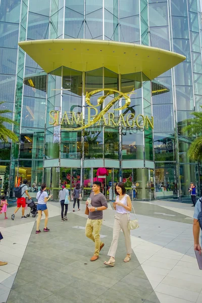 BANGKOK, TAILANDIA, 02 DE FEBRERO DE 2018: Vista al aire libre de personas no identificadas caminando al entrar en el centro comercial Siam Paragon en Bangkok, es uno de los mayores centros comerciales de Asia, Bangkok — Foto de Stock