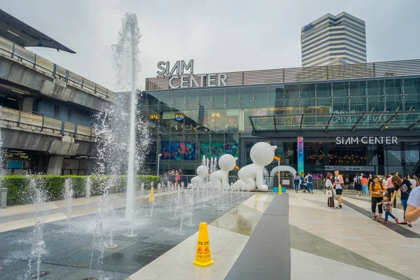 Bangkok, Thajsko, 02 února 2018: Venkovní pohled neznámých lidí s fontánou v enter Siam Paragon nákupní centrum v Bangkoku, je to jeden z největších nákupních center v Asii — Stock fotografie