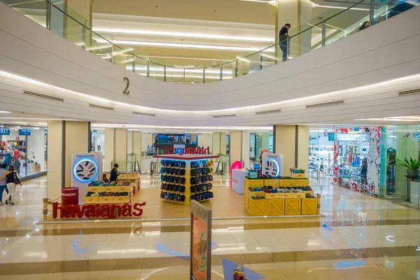 BANGKOK, TAILANDIA, 02 DE FEBRERO DE 2018: Vista interior de la gente dentro del centro comercial Siam Paragon en Bangkok, con una tienda en la isla en el centro, es uno de los centros comerciales más grandes de Asia — Foto de Stock