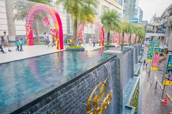 Bangkok, Thailand, februari 08, 2018: Vacker utomhus utsikt av oidentifierade människor som gick på Ange av Siam mall, med en fontän och rosa metallic struktur med lighs hängande på Bangkok — Stockfoto