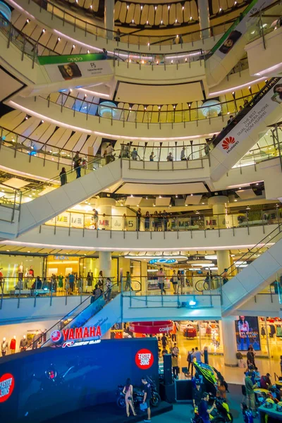 Bangkok, Thajsko, 02 února 2018: Vnitřní pohled neznámých lidí uvnitř nákupního centra Siam Paragon v Bangkok Thajsko — Stock fotografie