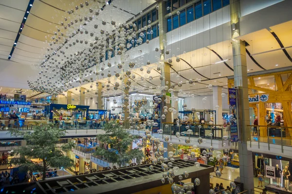 Bangkok, Thajsko, 02 února 2018: Vnitřní pohled neznámých lidí uvnitř nákupního centra Siam Paragon s některými závěsné cristal kuličky z rooftoop v Bangkok Thajsko — Stock fotografie