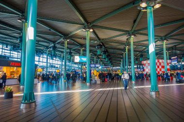 Amsterdam, Hollanda, Mart, 10 2018: Amsterdam Schiphol tren istasyonunda yolcu istasyonda yürüyüş insanların iç görünüm. Tarihi ve büyük tren istasyonu