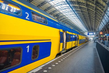 Amsterdam, Hollanda, Mart, 10 2018: İç görünüm ofamsterdam Schiphol tren istasyonu, istasyonda yolcu. Tarihi ve büyük tren istasyonu