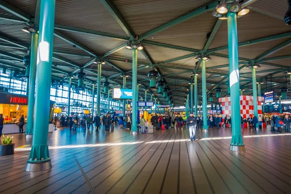 Амстердам, Нідерланди, 10 березня 2018 роки: Внутрішній вигляд людей, що йдуть в Амстердамі аеропорту Схіпхол залізничного вокзалу, пасажирів на станції. Історичні та великий залізничний вокзал — стокове фото