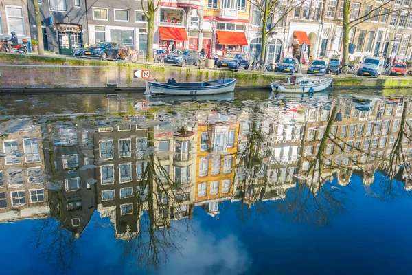 荷兰阿姆斯特丹, 3月, 10 2018: 华丽的看法反射大厦在河阿姆斯特地标在老欧洲城市春天风景 — 图库照片