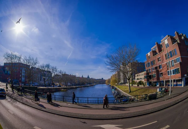 アムステルダム、オランダ、2018 年 3 月 10 日: 屋外観、アムステルダムの運河の近くに歩く人々 は資本とオランダの最も人口の多い都市 — ストック写真
