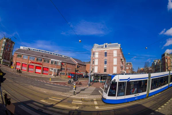 HOUSTON, США - 10 марта 2018 года: Вид на улицу Амстердама Трамвай - это трамвайная сеть, которой управляет городской оператор общественного транспорта GVB, Амстердам — стоковое фото