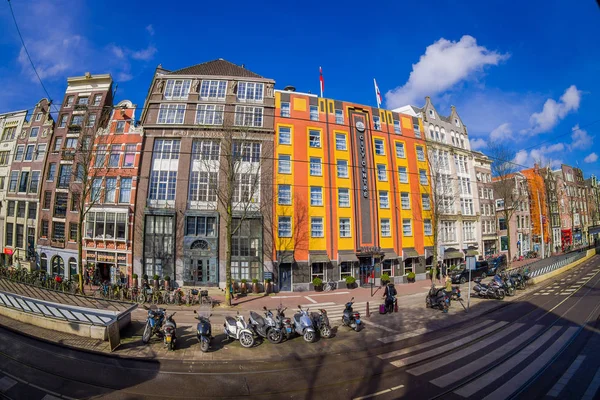 Amsterdam, Nederland, maart, 10 2018: Prachtig uitzicht van sommige geparkeerde auto's en niet-geïdentificeerde mensen lopen buiten Magna Plaza winkelcentrum in het hart van Amsterdam — Stockfoto