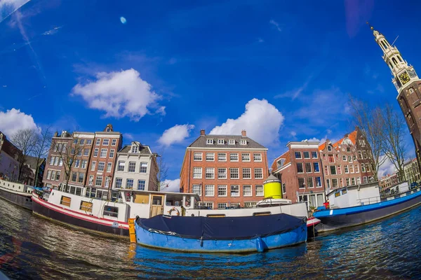 АМСТЕРДАМ, НИДЕРЛАНДЫ, МАРТ, 10 МАРТА 2018: Внешний снимок лодки, направляющейся к башне Монтелеан, Амстердам — стоковое фото