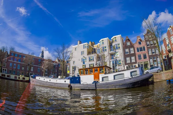 荷兰阿姆斯特丹, 3月, 10 2018: 华丽的户外景观船屋和公寓建筑在运河在阿姆斯特丹城市 — 图库照片