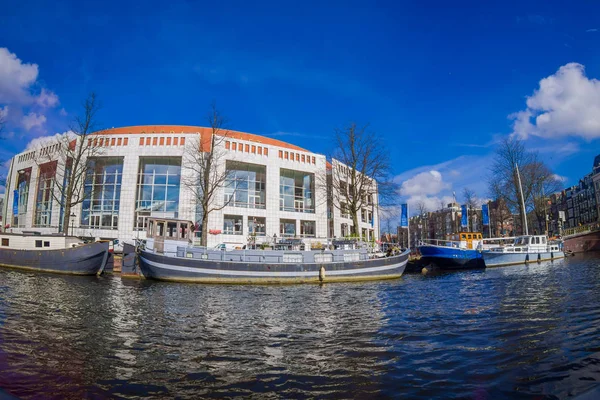 Άμστερνταμ, Ολλανδία, 10 Μαρτίου 2018: Εξωτερική άποψη της ολλανδικής Εθνικό μπαλέτο της όπερας. Το Stopera είναι ένα κτιριακό συγκρότημα, στεγάζει το Δημαρχείο της πόλης του Άμστερνταμ και το Ολλανδικό Εθνικό μπαλέτο της όπερας — Φωτογραφία Αρχείου