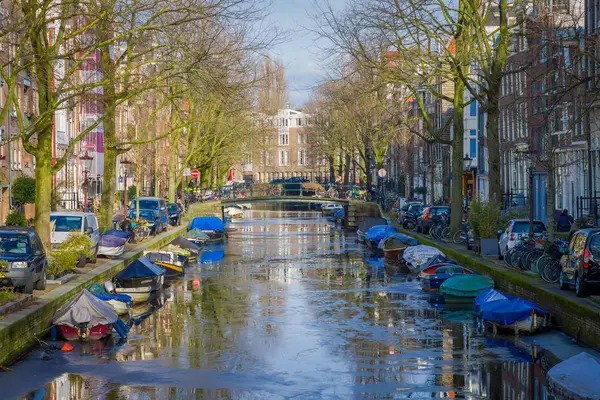 阿姆斯特丹, 荷兰, 3月, 10 2018: 美丽的户外风景在阿姆斯特丹运河的房子和小船 — 图库照片