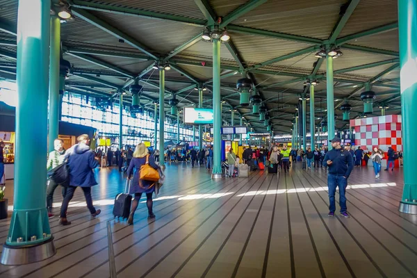 AMSTERDAM, PAÍSES BAJOS, 10 DE MARZO DE 2018: Vista interior de las personas que caminan en la estación de tren Amsterdam Schiphol, pasajeros en la estación. Estación de tren histórica y grande — Foto de Stock