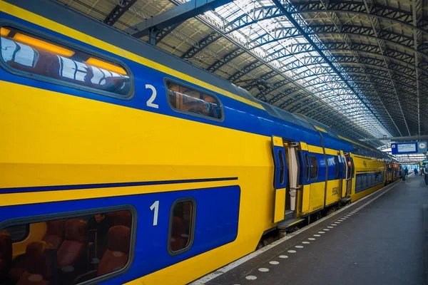 Amsterdam, Hollanda, Mart, 10 2018: İç görünüm ofamsterdam Schiphol tren istasyonu, istasyonda yolcu. Tarihi ve büyük tren istasyonu