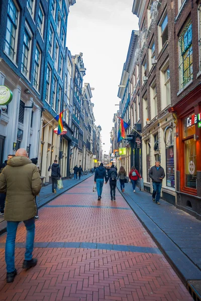 Amsterdam, Nederland, maart, 10 2018: Outdoor weergave van niet-geïdentificeerde mensen lopen in de straten van de stad op zomertijd — Stockfoto