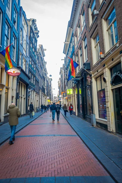 Amsterdam, Nederland, maart, 10 2018: Outdoor weergave van niet-geïdentificeerde mensen lopen in de straten van de stad op zomertijd — Stockfoto